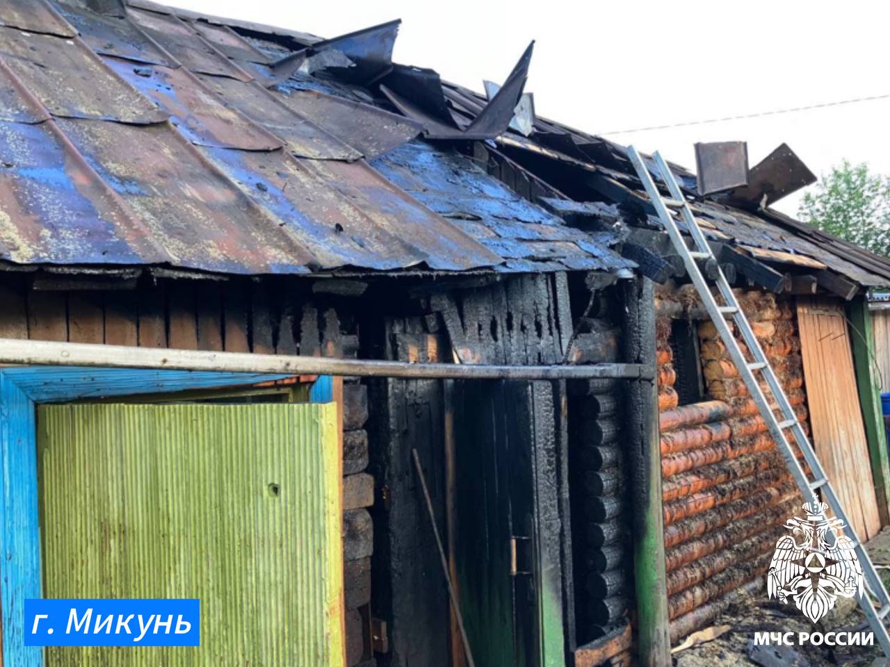 За #ДежурныеСутки огнеборцы МЧС России ликвидировали пожара. Пострадавших нет. п. Зимовка, возгорание надворных построек по улице Ленина ликвидировано на общей площади 1000 квадратов. Предварительная причина пожара – нарушение требований пожарной безопасности при эксплуатации отопительной печи. г. Микунь, пожар в бане по улице Лунинская ликвидирован на площади 18 квадратных метров. Предварительная причина пожара – нарушение требований пожарной безопасности при эксплуатации отопительной печи. г. Воркута, пожар в нежилой квартире по улице Димитрова ликвидирован на площади 3 квадрата. Пожарными спасен один человек, еще 5 эвакуированы. Причина пожара устанавливается дознавателями МЧС России. Главное управление МЧС России по Республике Коми напоминает: не храни дрова и уголь на предтопочном листе; не перекаливай печь; не используй печи, имеющие сквозные прогары и трещины; не оставляй без присмотра топящиеся печи, а также не поручай надзор за ними малолетним детям; установи пожарный извещатель - он предупредит об опасности. МЧС Республики Коми