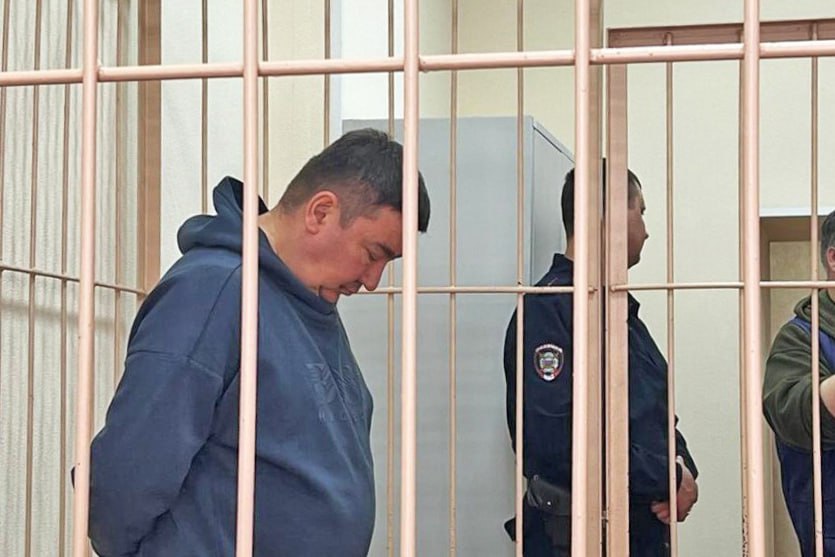 Суд поставил точку в деле экс директора МУП САХ Экс директор МУП САХ Андрей Зыков приговорен к 3 годам колонии общего режима за хищение бюджетных средств По данным следствия в 2023 году он организовал схему с фиктивными ИП через которые было похищено 32 миллиона рублей Согласно версии обвинения подконтрольные фирмы заключали договоры на перевозку грунта хотя фактически работы не выполнялись Дополнительно Зыкова обвиняли в хищении 5 6 млн рублей при проведении конкурса по аренде оборудования Приговор вступил в законную силу Фото Суды общей юрисдикции Om1 Новосибирск в МАХ