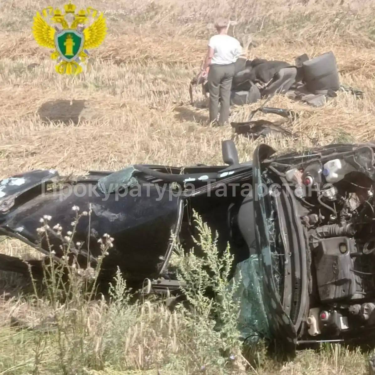 В Лениногорском районе два человека погибли в ДТП  Сегодня утром на дороге «Альметьевск-Бугульма» произошло смертельное ДТП, в результате которого два пассажира автомобиля «ВАЗ-2111» погибли на месте.   По предварительным данным, водитель «ВАЗ-2111» выехал на встречную полосу и столкнулся с автомобилем «Опель Мокка». В момент аварии в «ВАЗ-2111» находились шесть человек, а в «Опель Мокка» — четыре.   Четыре человека из отечественного автомобиля получили различные травмы и были госпитализированы, водителю и пассажирам «Опель Мокка» была оказана медицинская помощь. В настоящее время обстоятельства происшествия выясняются, прокуратура начала проверку.   Подписаться   Сообщить новость