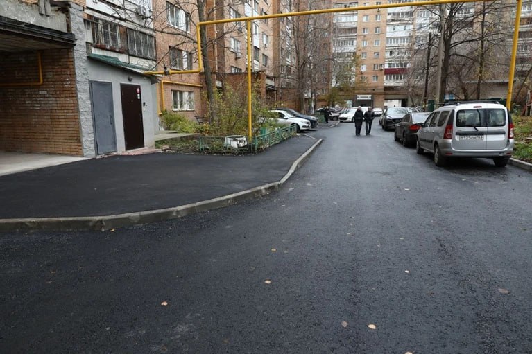 В Самаре благоустраивают двор протяженного дома на проспекте Ленина Глава города Самары Иван Носков проверил состояние дворов Октябрьского района в том числе дома 3 на проспекте Ленина Он считается одним из самых протяженных в городе Прежде всего там были необходимы качественные дворовые проезды Основную часть работ выполнили Видно что сделали на совесть В следующем году важно отремонтировать подходы к каждому подъезду сказал Носков Также возле дома 3 обновили тротуары и заменили бортовой камень Сейчас подрядчик исправляет небольшие замечания Активные жители предложили еще отремонтировать сквер Николая Басова с внешней стороны дома   Подпишись на truekpru63 Мы в MAX