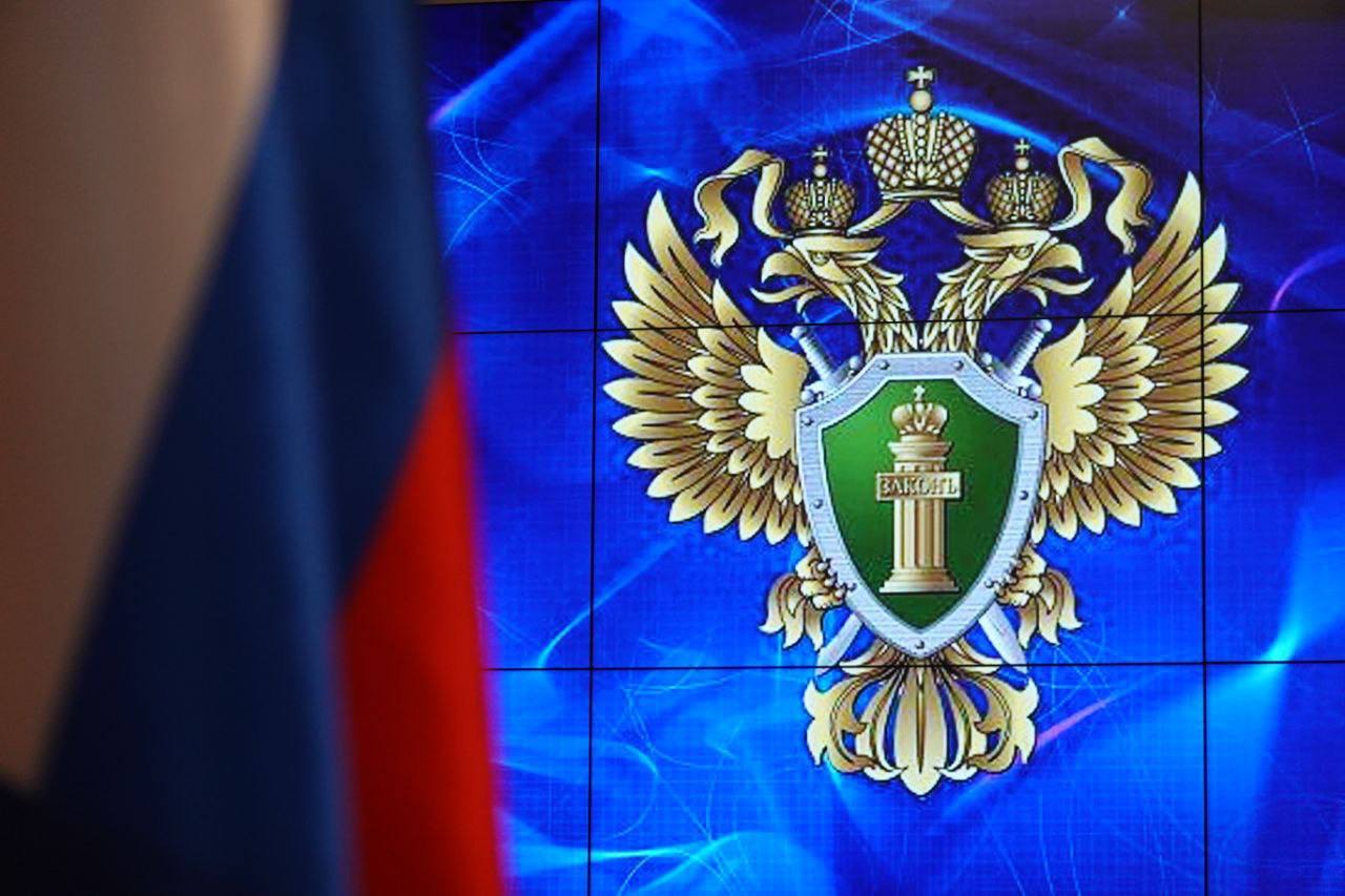 Прокуратура Московской области направила в суд уголовное дело о хищении бюджетных денежных средств на сумму более 15 млн рублей при оказании услуг по содержанию и ремонту кладбищ Прокуратура Московской области утвердила обвинительное заключение по уголовному делу в отношении двух организаторов и четырех участников преступного сообщества. В зависимости от роли и степени участия они обвиняются по чч. 1, 2 ст. 210 УК РФ организация преступного сообщества преступной организации или участие в нем ней , ч. 4 ст. 159 УК РФ мошенничество . По версии следствия, генеральный директор похоронного бюро в 2016 году создал преступное сообщество в форме объединения двух организованных групп, действующих под единым руководством. Согласно преступному плану, соучастники привлекали индивидуальных предпринимателей, имеющих упрощенную систему налогообложения, а также руководителей юридических лиц, аффилированных между собой, для заключения муниципальных контрактов от имени генеральных директоров и от лица индивидуальных предпринимателей, как осведомленных о едином преступном умысле и являвшихся членами преступного сообщества, так и непосвященных о преступном плане. Участники сообщества в период с 2016 года по 2020 год совершили хищение более 15 млн рублей путем завышения стоимости и объема выполненных работ в рамках исполнения 33 муниципальных контрактов на оказание услуг по содержанию и ремонту кладбищ в городских округах Балашиха и Люберцы Московской области. Уголовное дело направлено в Зеленоградский районный суд города Москвы для рассмотрения по существу. Один из участников преступного сообщества ранее осужден тем же судом, другие члены организованной преступной группы находятся в розыске.