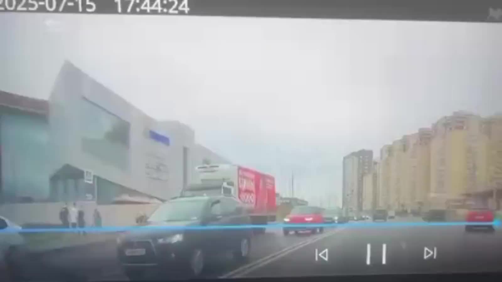 Авария в Челябинске: мотоциклист госпитализирован после столкновения с Honda Fit и LADA Granta