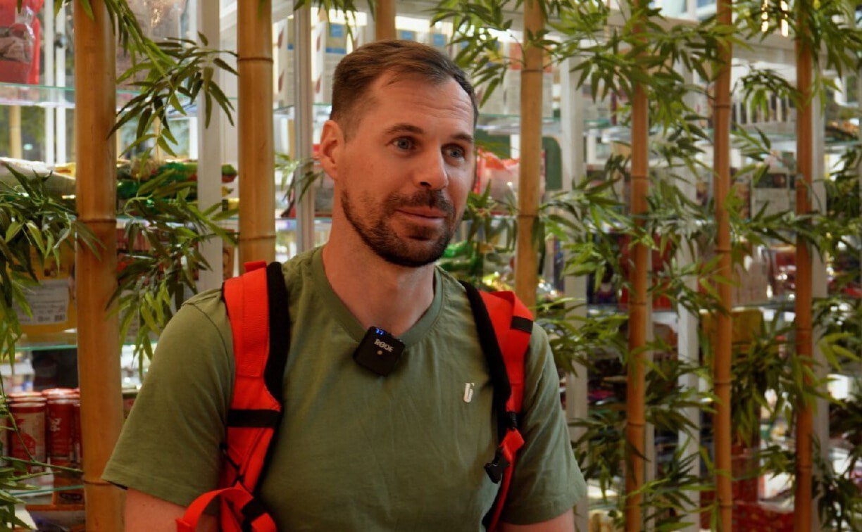 Олимпийский чемпион Сергей Устюгов прибыл на Сахалин! Легендарный лыжник примет участие во II этапе Кубка России по лыжероллерам, который пройдёт в Южно-Сахалинске 28–29 июня. Устюгов выступит за сборную Ханты-Мансийского автономного округа. Впервые на острове, он также проведёт тренировочные сборы перед зимним чемпионатом России. В соревнованиях примут участие и другие звёзды лыж — Андрей Мельниченко, Виктория Лукашова и сильнейшие спортсмены со всей страны. Сахалинские лыжники будут бороться наравне с элитой. Почётный гость – Елена Вяльбе, многократная олимпийская и мировая чемпионка, президент Федерации лыжных гонок России. 28 июня – супер-спринт от пл. Славы старт в 09:30 29 июня – подъём на "Горный воздух" от нижней до верхней станции старт в 10:00 Будет жарко — не пропустите! Источник