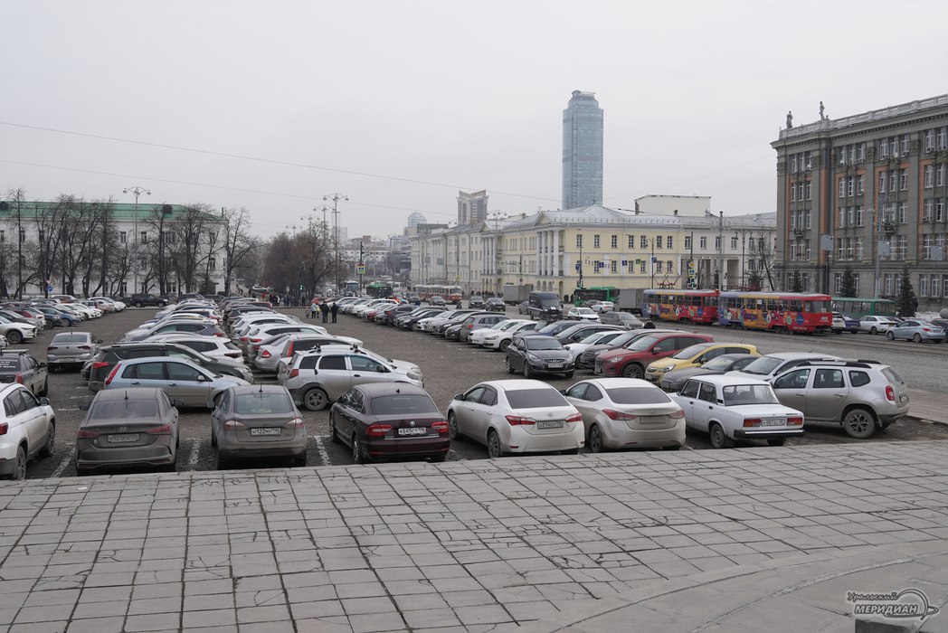 В Екатеринбурге на площади 1905 года отреставрируют исторические здания Речь идет про объекты культурного наследия XIX века на проспекте Ленина, 25: торговый дома купца А.Н. Захо, здание в псевдоготическом стиле и каменный дом — образец городского жилищного строительства. Так, в памятниках архитектуры запланированы работы по восстановлению фасадов, реставрация всех декоративных элементов фасадов, ремонт кровли, цоколя и отмостки. Поскольку внутренняя отделка помещений не является предметом охраны — проектом предлагается выполнить планировку с учетом технологических требований предприятия торговли. Для чего возводятся перегородки из кирпича. «Уральский меридиан»