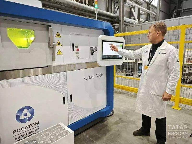 В Татарстане открыли крупный импортозамещающий завод по производству газовых турбин В Зеленодольске начал работать современный завод по производству и ремонту газотурбинного оборудования Он разместился в промышленном парке Турбина и стал первой площадкой полностью ориентированной на выпуск таких установок в регионе Проект реализован с инвестициями около 1 млрд рублей и объединяет передовые технологии включая 3D печать для изготовления и восстановления турбинных узлов Это позволит выпускать оборудование которое ранее приходилось закупать за рубежом Планируется создание более 220 высокотехнологичных рабочих мест а с резидентами промпарка уже заключены соглашения о развитии новых производств