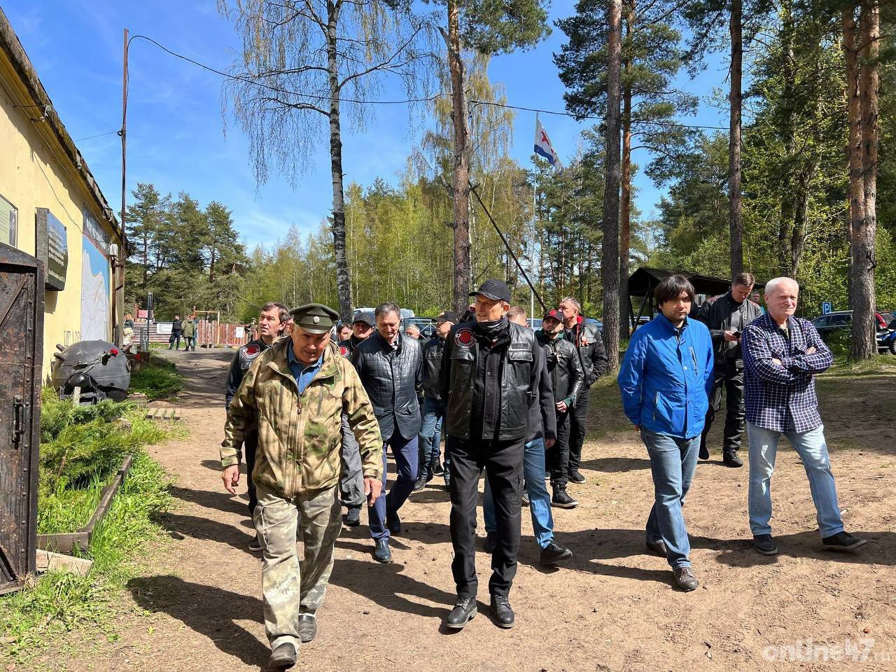 Руководитель военно-исторического общества «Форт Красная Горка» Александр Сенотрусов провел экскурсию по музею для губернатора Александра Дрозденко и участников мотоклуба «ДОМ» «Музей народный, взять бы его под крыло государства, чтобы было финансирование», — отметил глава 47-го региона. Online47 — Всё о Ленобласти и не только