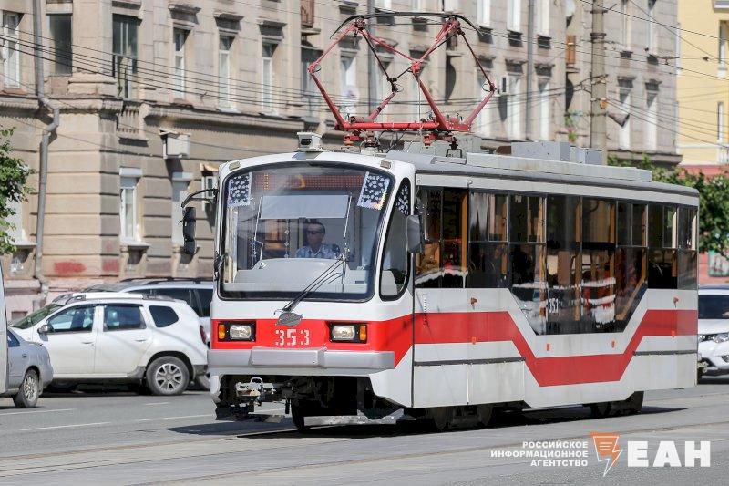 Транспортную реформу в Екатеринбурге поддержали двумя миллиардами рублей  Эти деньги были получены из бюджета региона. Соответствующее распоряжение подписал губернатор Свердловской области Евгений Куйвашев по итогам сегодняшнего заседания правительства.  Максимальный уровень софинансирования из бюджета региона расходов муниципалитета на новую систему брутто-контрактов составляет 50%, сообщает департамент информполитики.     «Проект разработан для софинансирования в 2025 году из бюджета Свердловской области расходных обязательств города Екатеринбурга, возникающих по заключаемым муниципалитетом брутто-контрактам. Переход на новую систему контрактов позволит повысить качество транспортного обслуживания жителей и гостей города», — заявил министр транспорта и дорожного хозяйства Александр Толкачев