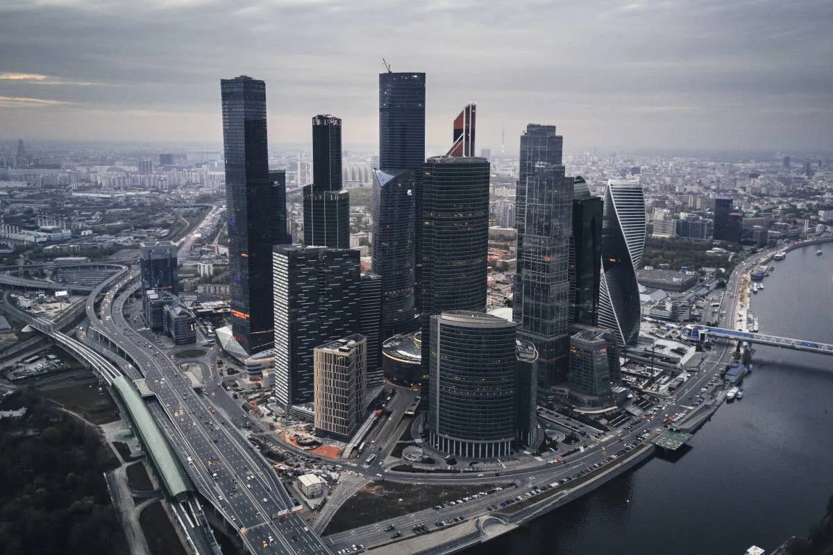 РЖД выставили на продажу и в аренду недвижимость более чем на 300 млрд рублей Все вырученные средства пойдут на инвестиционную программу компании Большую долю минимум 280 8 млрд рассчитывают получить от продажи небоскрёба Moscow Towers в Москва Сити который в конце 2024 года был приобретен за 193 1 млрд рублей Ещё около 4 млрд принесёт реализация Рижского вокзала в Москве В списке также здания с участками нежилые помещения и подъездные пути в разных регионах В аренду планируют сдавать вокзальные площади под гостиницы и точки сезонной торговли включая киоски с мороженым