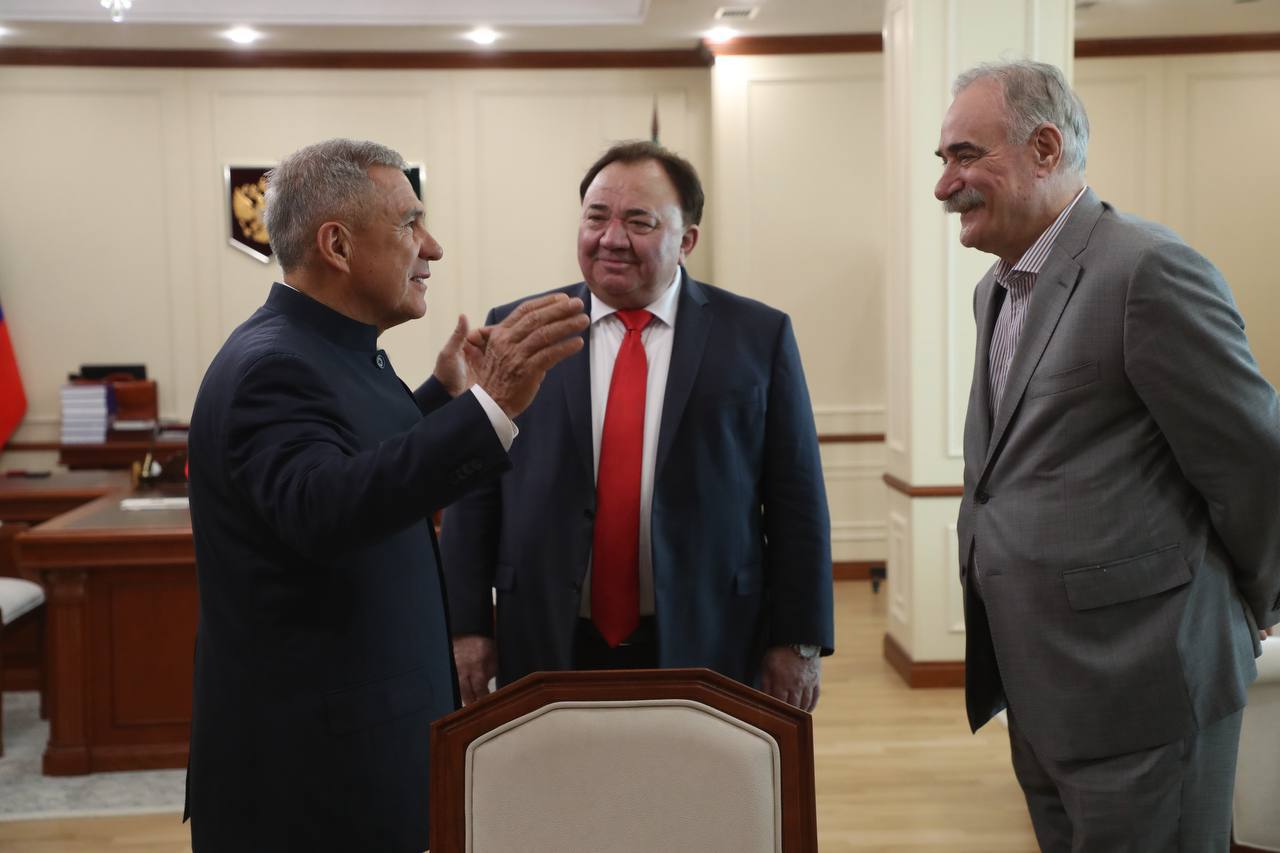 Калиматов и Минниханов обсудили сотрудничество Встреча прошла в теплой, неформальной обстановке. Махмуд-Али Калиматов отметил, что Татарстан является одним из самых успешных регионов России, с сильной экономикой, развитой IT-сферой и современным сельским хозяйством. Он подчеркнул, что Татарстан умеет создавать благоприятные условия для бизнеса и жителей. "Татарстан — это регион, у которого мы хотели бы учиться", — заявил Глава Ингушетии. Рустам Минниханов заверил, что Татарстан открыт для поддержки инициатив Ингушетии и видит много общего для продуктивного сотрудничества между регионами. Правительство Ингушетии