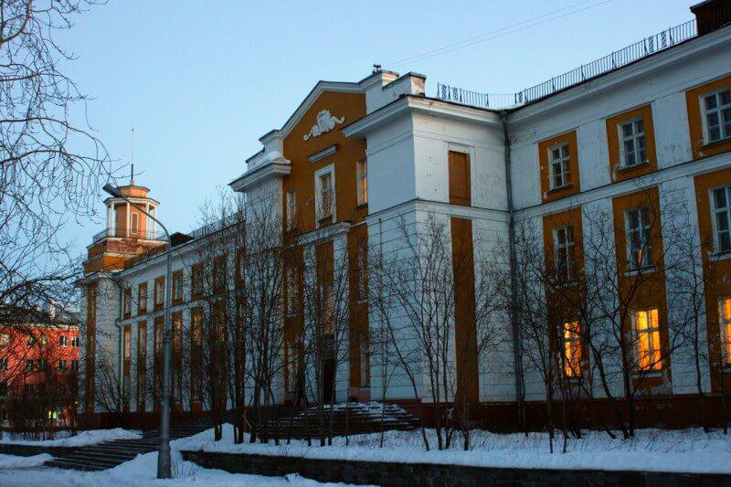  Колледжи Мурманской области вошли в число лучших в России! Девять колледжей Мурманской области попали в первую десятку Национального рейтинга учебных заведений России. Рейтинг учитывает, как быстро выпускники находят работу и сколько зарабатывают. Лучшим в стране стал Мончегорский политехнический колледж металлургия и Мурманский морской рыбопромышленный колледж сельское хозяйство ! Третье место заняли колледж Мурманского арктического университета туризм и сервис и Полярнозоринский энергетический колледж атомная отрасль . В пятерке лидеров также Печенгский политехнический техникум и Мурманский медицинский колледж. В десятке лучших оказались еще Мурманский педагогический колледж, Северный колледж физкультуры и спорта и Кандалакшский индустриальный колледж. В топ-20 вошли Кольский медицинский, Ковдорский политехнический, Мурманский колледж экономики и информационных технологий, Мурманский индустриальный колледж и Мурманский технологический колледж сервиса.