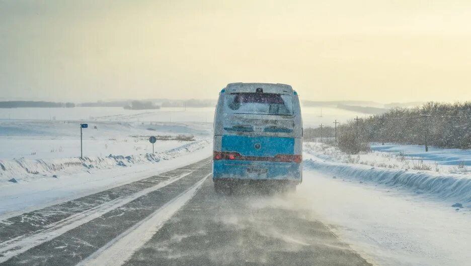 В Коми на трассе Сыктывкар — Киров застрял пассажирский автобус.  Причиной инцидента стала непогода. Во время поездки началась сильная метель, из-за которой двигаться по ночной трассе было просто опасно.  На эвакуацию пассажиров выехал Прилузский спасотряд и пожарные. Сотрудники ведомств довезли шестерых пассажиров до придорожного кафе в селе Объячево, которое находилось в 20 км от места инцидента.