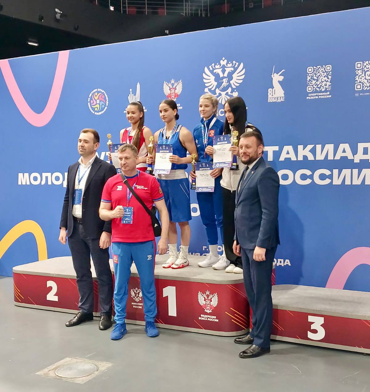 Три медали взяли осетинские спортсменки на летней Спартакиаде по боксу Спортсменки из Северной Осетии Софья Кулаева, Диана Дзагоева и Камилла Беркаева завоевали золотую и две бронзовые медали на VI летней юниорской Спартакиаде среди боксеров 19–22 лет, сообщает Минспорта региона. Софья Кулаева стала победительницей состязаний в весе до 57 кг. В той же весовой категории «бронзу» взяла Диана Дзагоева. Подготовка девушек проходила под руководством Алана Елоева. Беркаева Камилла заняла третье место в весовой категории до 63 кг. Тренером спортсменки является Павел Каркузов. Соревнования прошли с 30 июня по 5 июля в московском Международном центре бокса в Лужниках. Подписывайтесь на «КрыльяTV»