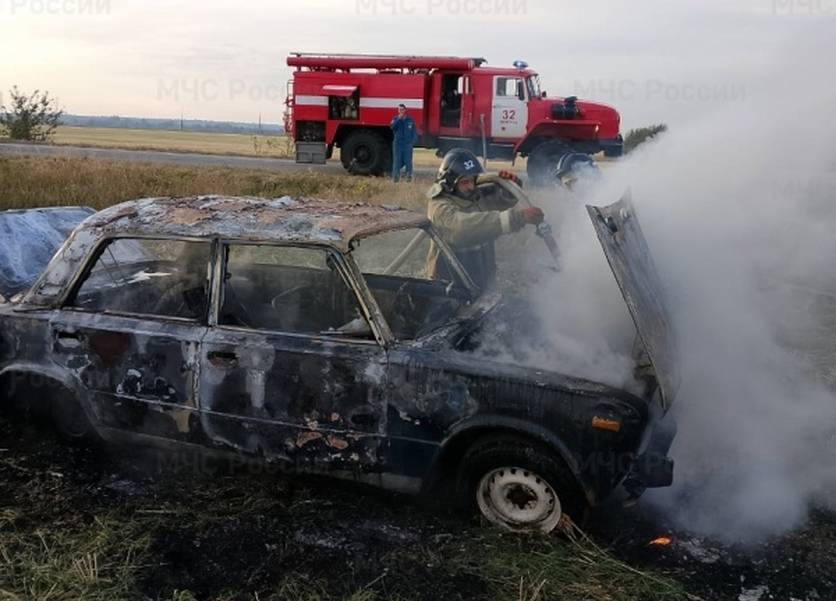 Под Орлом сгорела легковушка  ДТП произошло утром 18 сентября в Свердловском районе. Водитель "ВАЗ-2106" не справился с управлением и вылетел в кювет.   Машина загорелась, ее тушили прибывшие на место спасатели. К счастью, никто не пострадал    Вести-Орел. Подписаться