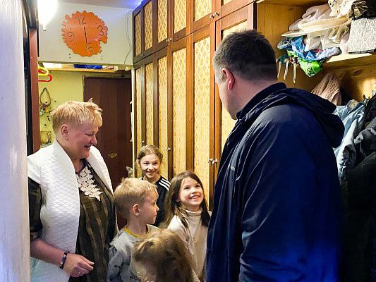 «Единая Россия» оказывает поддержку многодетным семьям Депутат Государственной Думы Александр Толмачев встретился с многодетной семьей фрязинцев, в которой воспитывается восемь детей. Супруг и многодетный отец сейчас находится на лечении в больнице. Депутат навестил семью, передал продукты и оказал им помощь в решении их вопроса. «Побывал в гостях у многодетной семьи во Фрязино, привез продукты, узнал, чем помочь еще. Восемь детей - это настоящее сокровище. Уверен, таких семей в Подмосковье должно быть как можно больше», – сказал Толмачев.
