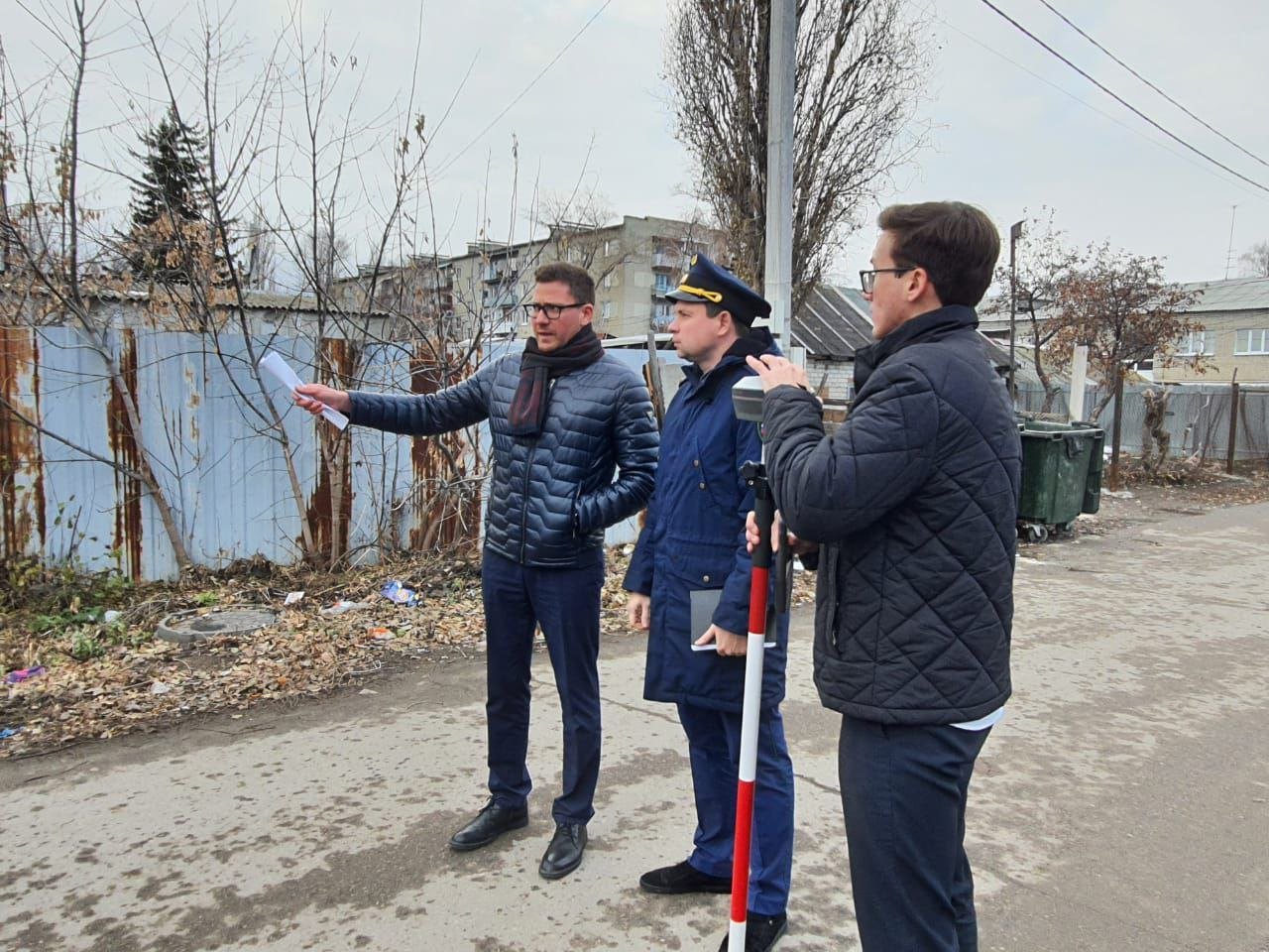 И.о. заместителя прокурора Гагаринского административного района Саратова Иван Гадлевский совместно с сотрудниками комитета муниципального контроля обследовали места самовольного захвата земельных участков в охранной зоне систем водоотведения и водоснабжения.   Осмотрели проблемные территории на которые ограничен доступ для проведения работ МУП «Саратовский коммунальный комплекс».   В ходе выезда выявлены факты нарушения требований земельного законодательства.   По результатам надзорных мероприятий по инициативе прокуратуры района комитетом муниципального контроля приняты меры.     Ход устранения нарушений взят прокуратурой на контроль.