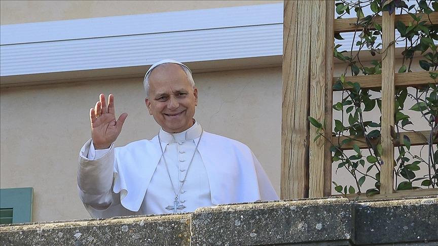 Папа Римский Лев XIV призвал к 24 часовому прекращению огня в связи с Рождеством Папа Римский Лев XIV призвал соблюдать 24 часовое прекращение огня по всему миру по случаю Рождества Христова в первую очередь в связи с продолжающимся конфликтом между Россией и Украиной Покидая свою резиденцию в Кастель Гандольфо под Римом после еженедельного отдыха и направляясь в Ватикан понтифик ответил на вопросы ожидавших его сотрудников СМИ На вопрос о том есть ли у него особое обращение накануне Рождества праздника который христиане отмечают как день рождения Иисуса Христа Папа Лев XIV заявил что его огорчает отказ от России от прекращения огня в связи с Рождеством Подробнее на нашем сайте http v aa com tr 3779262 24 7 в сутки с Агентством Анадолу