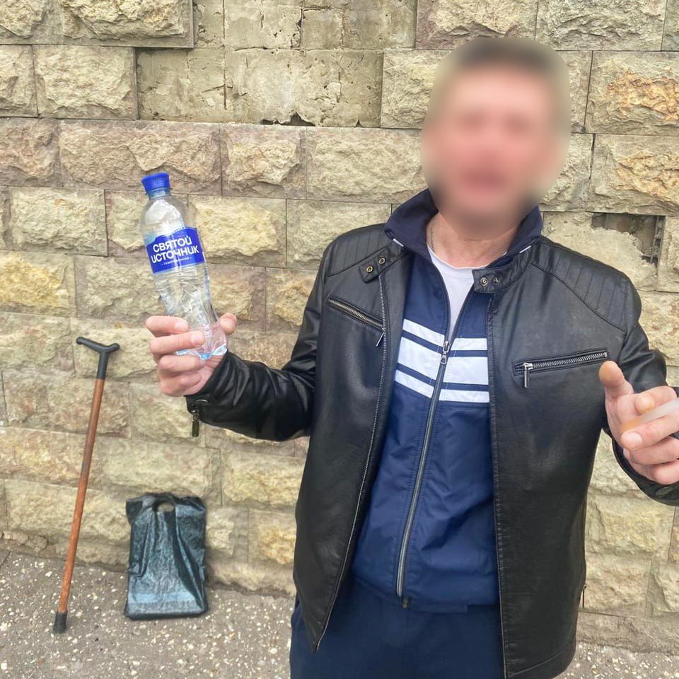 Исуса Христа принудительно доставили на суд в Казани. Пока что без креста. 45-летний Исус Христос заинтересовал правоохранителей, когда они узнали о его «ноевом ковчеге»: мужчина прописал в своей квартире 45 иностранных граждан. «Но кто попросит тебя о регистрации, сделай и другому». По итогу на мужчину возбудили уголовное дело, но являться в суд он никак не хотел и скрывался от судебных приставов. Тогда его решили взять смекалкой. Судебные приставы пришли к нему в квартиру и позвонили по мобильному — через дверь они услышали звонок. После этого приставы сделали вид, что ушли, а на самом деле притаились рядом. Когда Христос вышел за продуктами, его и повязали. Символично, что в этот момент он пил из «Святого источника». На него составили протокол по ст. 17.8 КоАП РФ воспрепятствование законной деятельности должностного лица . После этого Христа принудительно доставили в Московский районный суд Казани, где судья вынес постановление о наложении штрафа в размере 60 тысяч сребренников рублей. Подписывайтесь, это Baza