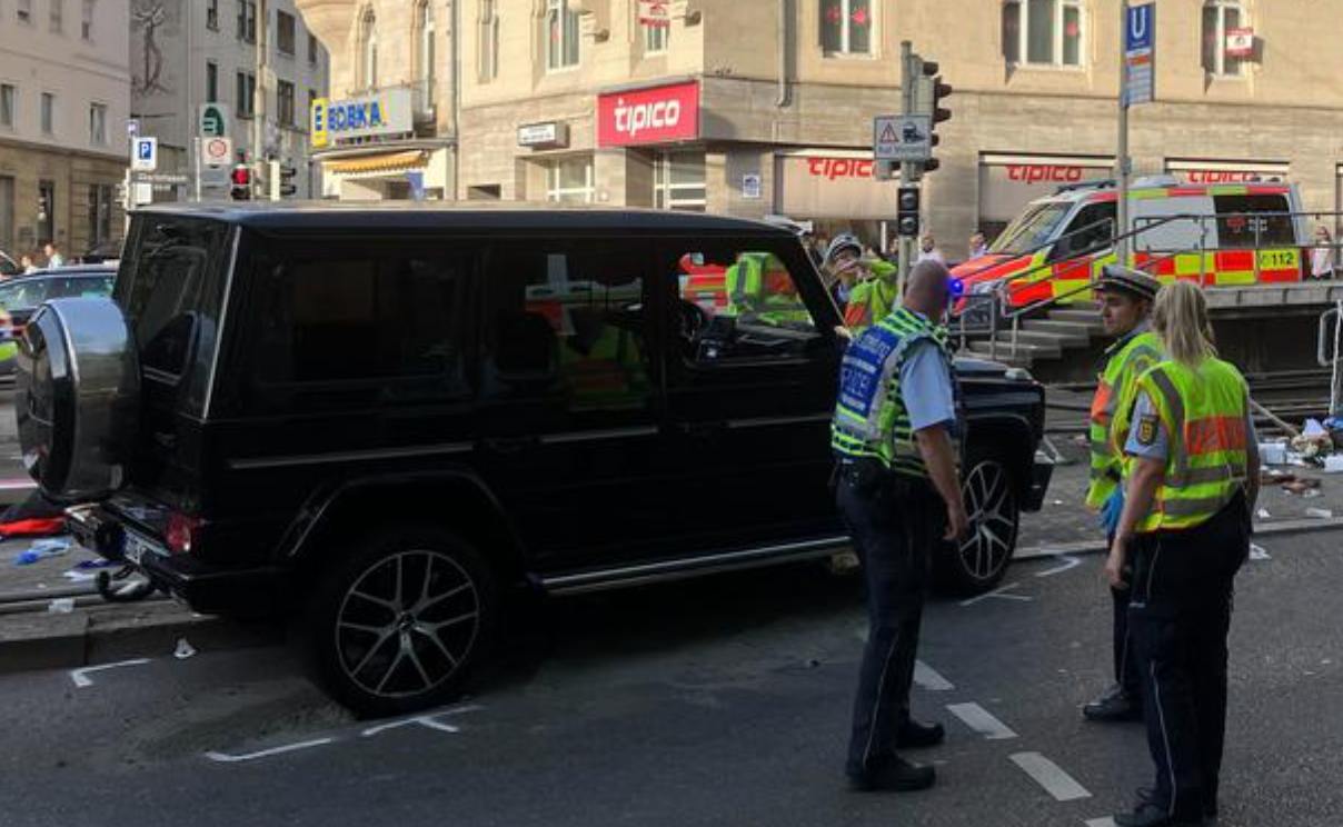 Новые данные о происшествии в Штутгарте Черный Mercedes G-класса въехал в группу людей около трамвайной остановки Olgaeck примерно в 17:50, сообщает газета Stuttgarter Nachrichten со ссылкой на представителя полиции. По меньшей мере трое пострадали, также сообщается, что кто-то из них получил серьезные травмы. Водитель задержан, предыстория инцидента пока неясна. Также пока неизвестно, был ли это несчастный случай или преднамеренное действие. Район оцеплен, на месте работают полиция и пожарные.