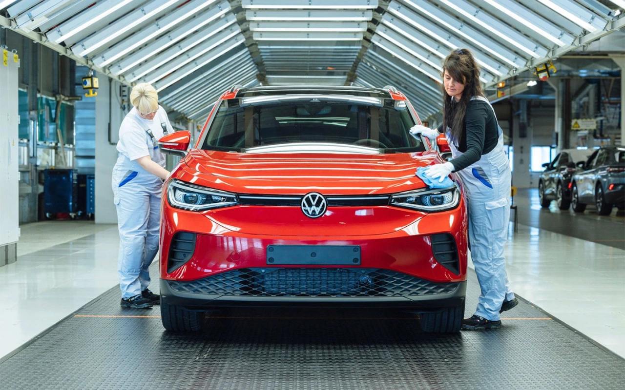 Volkswagen анонсировал 11 новинок  Совместное предприятие немецкого Volkswagen и китайского FAW запустит 11 новых моделей под брендами VW и Jetta для китайского рынка, сообщил Reuters.  Новинки начнут выходить с 2026 года в Китае. Среди них, в основном, будут электромобили  6 моделей , а также 2 подзаряжаемых гибрида, 2 гибридных автомобиля с повышенным запасом хода, а также одна бензиновая машина.  На данный момент нет подробностей ни об одном автомобиле, однако известно, что одной из моделей будет первый электромобиль от бренда Jetta.