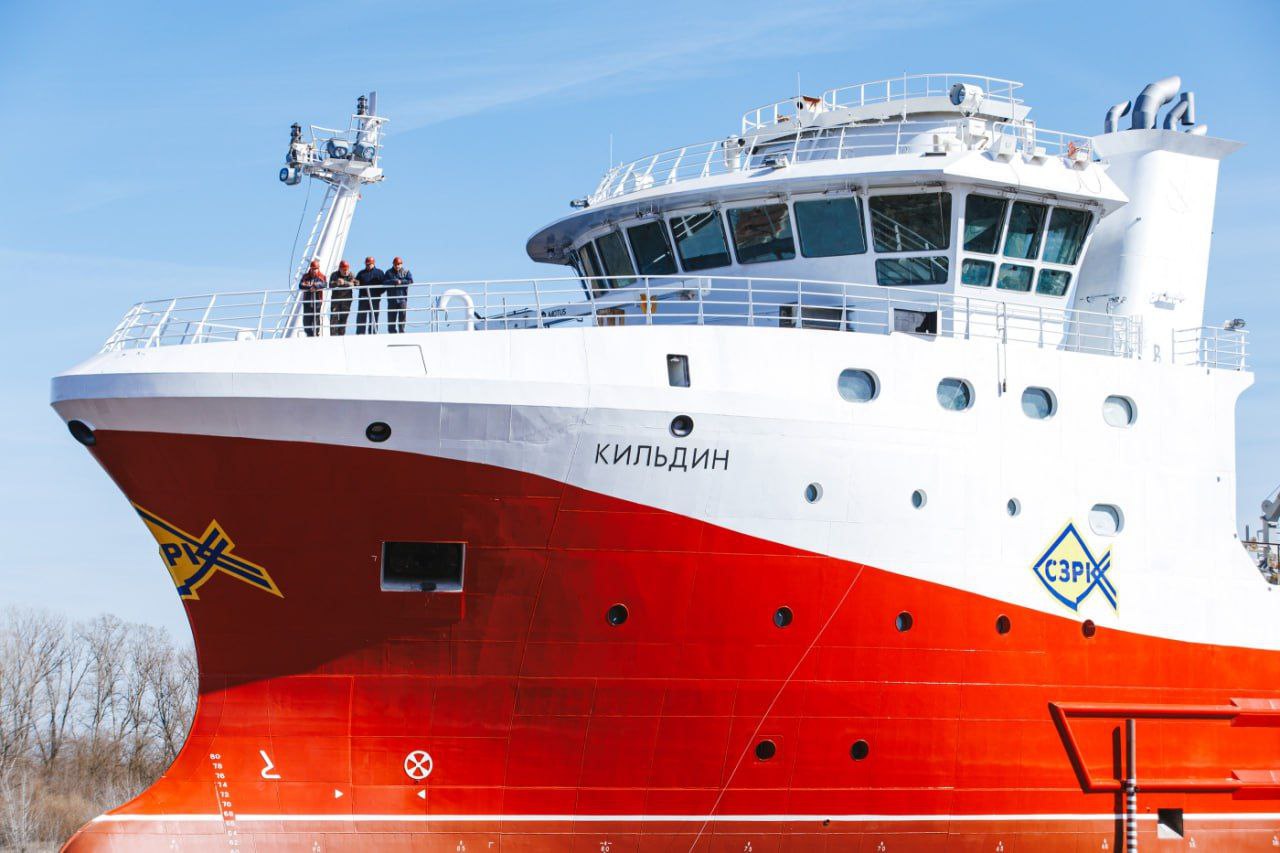 ОСК передала заказчику второй краболов процессор проекта КСП01 Кильдин Завод ОСК Красное Сормово и ООО Карапакс входящее в состав Союза рыбопромышленников Северо Западный рыбопромышленный консорциум подписали двухсторонний акт приема передачи краболова процессора проекта КСП01 Кильдин Сообщает пресс служба ОСК Торжественная церемония подписания акта состоялась в Санкт Петербурге Судно было спущено на воду 4 апреля 2025 года на заводе ОСК Красное Сормово В декабре второй краболов процессор успешно прошел ходовые испытания в Балтийском море говорится в сообщении Как сообщало ИАА ПортНьюс строительство серии из пяти краболовов проекта КСП01 ведется на заводе ОСК Красное Сормово по заказу СЗРК в рамках федеральной инвестиционной программы квоты под киль Первое судно проекта КСП01 Вайгач спущено на воду в июле 2022 года и сейчас эксплуатируется Кильдин второй краболов процессор в серии был спущен на воду в Нижнем Новгороде в апреле 2025 года
