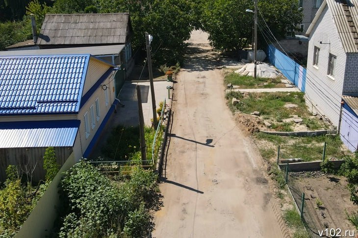 В Руднянском районе Волгоградской области нашли пропавшего 15-летнего подростка, который угнал автомобиль родителей. Как сообщает V102.RU, мальчик после инцидента боялся вернуться домой. Информация об исчезновении ребенка появилась накануне в социальных сетях. Сообщалось, что подросток вечером 3 мая уехал в неизвестном направлении на автомобиле «ВАЗ-21120» серого цвета. Школьника разыскивали по всему поселку двое суток. Сегодня, 5 мая, как сообщили в полиции, мальчика обнаружили неподалеку от его же дома. Со слов мальчика, он не возвращался домой, поскольку боялся, что родители отругают его за проступок.