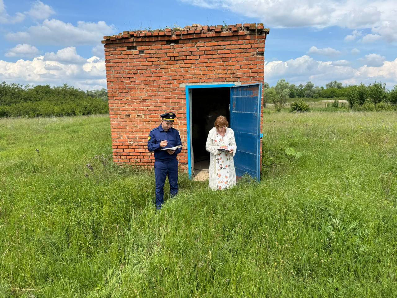 Прокуратурой Северского района по результатам проверки исполнения законодательства при организации водоснабжения населения в деятельности ресурсоснабжающих организаций выявлены нарушения закона Прокуратура Северского района провела проверку исполнения законодательства о водоснабжении, санитарно-эпидемиологического законодательства, организациями, осуществляющими поставку питьевой воды населению на поднадзорной территории. Установлено, что предприятиями эксплуатация источников водоснабжения осуществлялась при отсутствии санитарно-эпидемиологического заключения о соответствии санитарным правилам использования водных объектов, не установлены границы зон санитарной охраны источников питьевого и хозяйственно-бытового водоснабжения, не спланирована территория первого пояса зон санитарной охраны для отвода поверхностного стока за ее пределы, не ограждена территория первого пояса зоны санитарной охраны. Вышеуказанные нарушения подвергли опасности здоровье и благополучие потребителей коммунальной услуги, что послужило основанием для внесения представлений об устранении нарушений федерального законодательства директорам предприятий, которые находятся на рассмотрении. По факту нарушений прокуратурой района возбуждены дела об административных правонарушениях по ст. 6.3 КоАП РФ нарушение законодательства в области обеспечения санитарно-эпидемиологического благополучия населения, выразившееся в нарушении действующих санитарных правил и гигиенических нормативов, невыполнении санитарно-гигиенических и противоэпидемических мероприятий . Устранение выявленных нарушений на контроле прокуратуры района.
