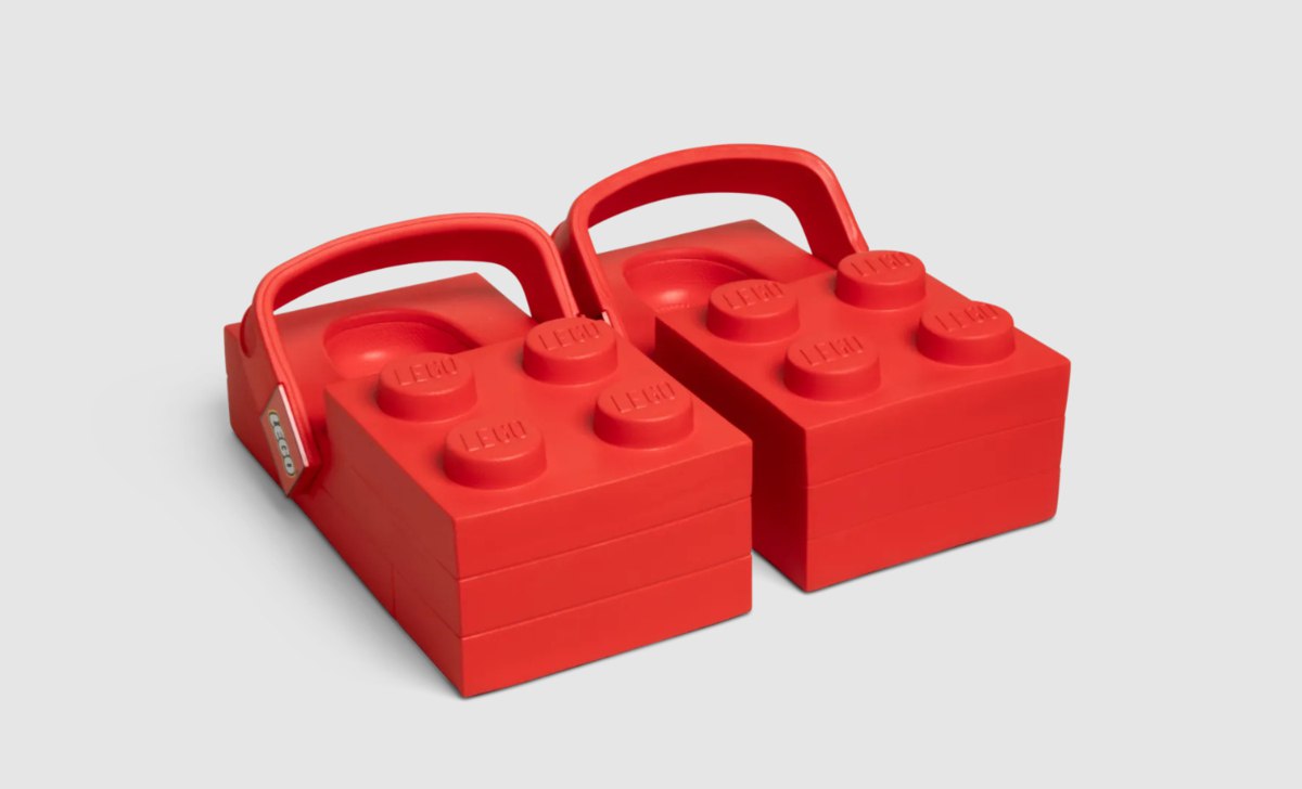 Crocs договорилась о многолетнем партнёрстве с Lego пишет Bloomberg Первый продукт сабо в форме кубиков По данным агентства они поступят в продажу в феврале 2026 года по цене 150 vc ru retail 2703401