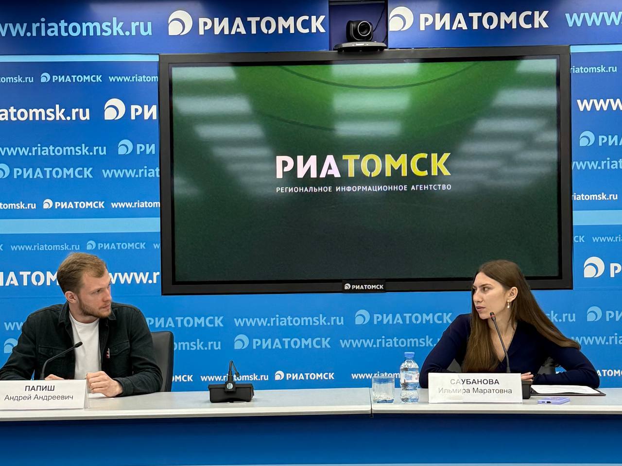 УФАС в Томске выписало штрафов на 5 6 млн рублей за спам рекламу Больше всего жалоб от жителей Томской области в этом году связано со спам звонками Об этом на пресс конференции в РИА Томск 11 сентября сообщила заместитель начальника регионального управления ФАС Ильмира Саубанова В 2025 м мы уже устанавливали нарушения в действиях ВТБ Совкомбанка привлекли к ответственности Уралсиб Альфа банк Сбербанк сказала Саубанова уточнив что максимальный штраф составил 1 8 млн рублей По её словам резкого снижения числа жалоб не наблюдается но банки стали осторожнее после увеличения штрафов летом Тем не менее звонки продолжаются в частности оштрафованы два предпринимателя которые систематически обзванивали жителей по всей России Штраф для них составил 150 тыс рублей Всего с начала года в регионе за нарушения связанные со спам рекламой назначено штрафов почти на 5 6 млн рублей В управлении напоминают что жалобы на такие звонки можно оставить через формы размещённые на сайтах операторов связи Видео версию пресс конференции можно посмотреть в ВК УФАС Фото пресс служба УФАС по Томской области