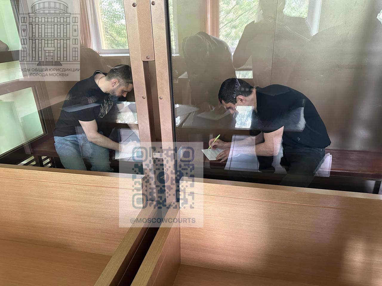 Столичный суд провозгласил приговор экс-полковникам таможенной службы по делу о получении взятки группой лиц  Приговором Дорогомиловского районного суда города Москвы:   Паршин Дмитрий Анатольевич признан виновным в совершении преступления, предусмотренного п. "а" ч. 5 ст. 290 УК РФ, и  назначено наказание в виде лишения свободы на срок 9 лет, с отбыванием наказания в исправительной колонии строгого режима, со штрафом.   Медетов Чингиз Магомедович признан виновным в совершении преступления, предусмотренного п. "а" ч. 5 ст. 290 УК РФ, и назначено наказание в виде лишения свободы на срок 9 лет, с отбыванием наказания в исправительной колонии строгого режима, со штрафом.  #дорогомиловский2025