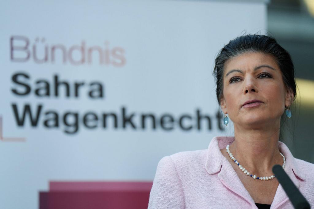 Сара Вагенкнехт уходит с поста председателя своей партии Сара Вагенкнехт объявила сегодня на пресс конференции в Берлине что уходит с поста председателя созданного ею Союза Сары Вагенкнехт BSW При этом она намерена сохранить ведущую роль в партии Вагенкнехт предложила в качестве преемника бывшего депутата Бундестага Фабио де Мази Действующая сопредседательница Амири Мухаммад Али должна остаться в должности Свое решение Вагенкнехт объяснила тем что хочет освободить голову для того что действительно поможет BSW По ее собственным словам она создаст и возглавит новую комиссию по базовым ценностям через которую останется встроенной в работу правления партии На случай если партия все таки войдет в Бундестаг Вагенкнехт должна возглавить фракцию Напомним на весенних выборах BSW не преодолел пятипроцентный барьер Съезд BSW пройдет в начале декабря в Магдебурге где будет решен вопрос о дальнейшей стратегии партии