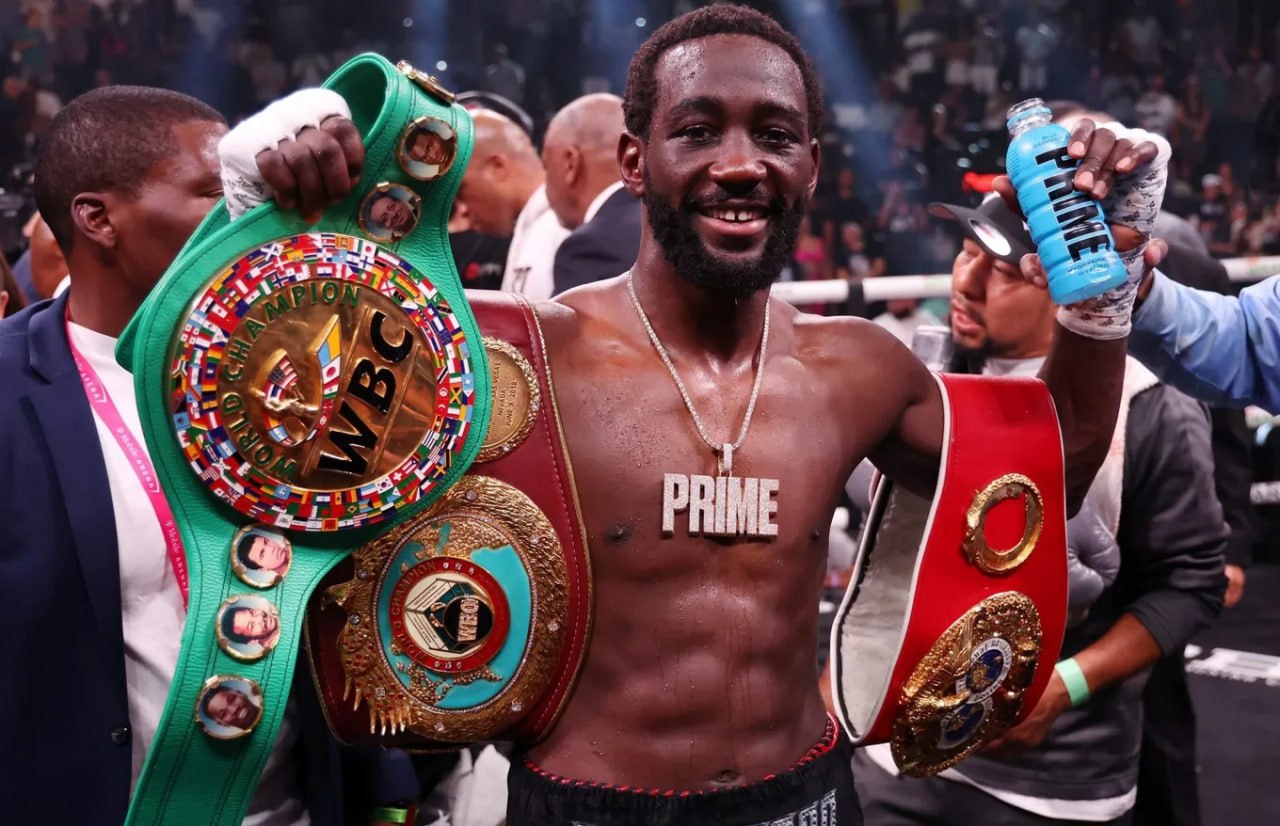 Непобеждённый чемпион мира по боксу Теренс Кроуфорд объявил о завершении карьеры Уйти великим больше ничего не доказывать написал он на своей странице в соцсети Х Американскому спортсмену 38 лет Он чемпион мира по версиям Всемирной боксёрской ассоциации Всемирной боксёрской организации и Международной боксёрской федерации во втором среднем весе Кроуфорд также выигрывал чемпионские пояса в разных версиях в полусреднем и первом полусреднем весе Боксёр ни разу не уступал на профессиональном ринге В его активе 42 победы из них 31 нокаутом Подписаться на Говорит Москва Telegram VK MAX