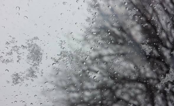 28 мая в Алтайском крае ожидаются дожди и мокрый снег   Также ожидаются грозы и усиление ветра до 18–23 м/с. Об этом уведомили жителей региона в службе РСЧС.  На территории региона может пройти град. Гражданам рекомендуют при сильном ветре пережидать непогоду в капитальных строениях, обходить рекламные щиты, не укрываться под деревьями.   Водителей призвали сохранять внимание и осторожность.    Амик