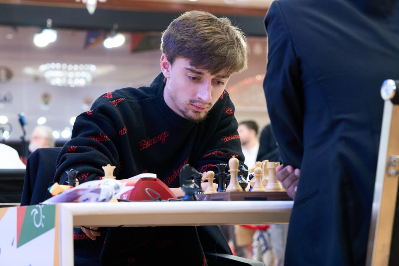 Даниил Дубов сыграл вничью с Сэмом Шенклендом В первой партии 1 8 финала Кубка мира российский гроссмейстер имел небольшой перевес чёрными фигурами но не сумел его развить   Ответные поединки 1 8 финала Кубка мира начнутся завтра в 12 30 по московскому времени Ph FIDE chessgames