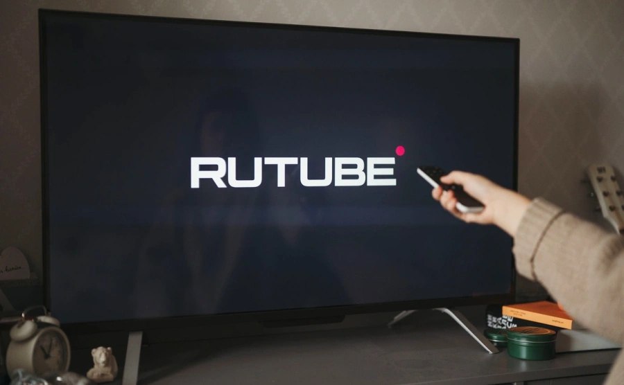 Ответственность за пиратский контент на Rutube лежит на пользователях которые его загружают на платформу считает замглавы владеющего Rutube холдинга Газпром медиа Сергей Косинский Западные правообладатели пока из за нарушения авторских прав не обращались но если Netflix например придёт и докажет что это его контент тогда его уберут vc ru media 2220319