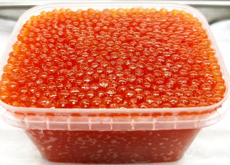 На Камчатке выявили потенциально опасную партию красной икры Специалисты лаборатории Камчатского филиала Национального центра безопасности рыбной и сельскохозяйственной продукции по заказу владельца проверили партию солёной икры кеты сообщили РАИ КАМЧАТКА ИНФОРМ в учреждении Деликатес проверяли по микробиологическим и органолептическим показателям а также на чистоту от паразитов Специалисты выявили превышение количества мезофильных аэробных и факультативно анаэробных микроорганизмов а также по показателю дрожжей Это может свидетельствовать о недостаточном соблюдении санитарно гигиенических условий при производстве или хранении продукции что повышает риск ускоренной порчи и снижает срок годности икры Кроме того повышенное количество этих микроорганизмов может стать причиной неприятного запаха и вкуса а в некоторых случаях представлять потенциальную опасность для здоровья потребителей из за возможности накопления патогенных бактерий Напомним в сентябре специалисты лаборатории обнаружили в камчатском кижуче заразных червей Фото Камчатского филиала ФГБУ НЦБРСП КАМЧАТКА ИНФОРМ новости Камчатки в Telegram Фоторепортажи и эксклюзивные материалы на kamchatinfo com НАПИСАТЬ НАМ