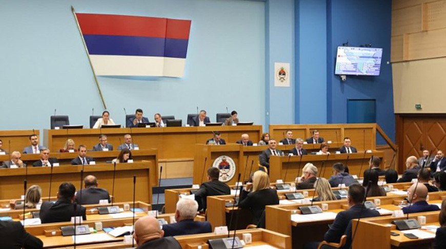РТРС Парламент Республики Сербской назначил Ану Тришич Бабич исполняющей обязанности президента В пояснении к решению отмечается что оно принято в условиях антиконституционных действий суда Боснии и Герцеговины и ЦИК которые фактически лишили Милорада Додика возможности исполнять полномочия демократически избранного президента Ранее суд Боснии и Герцеговины отклонил апелляцию защиты Додика на решение об отзыве его мандата президента Республики Сербской Подпишись RogandarNEWs мы в MAX