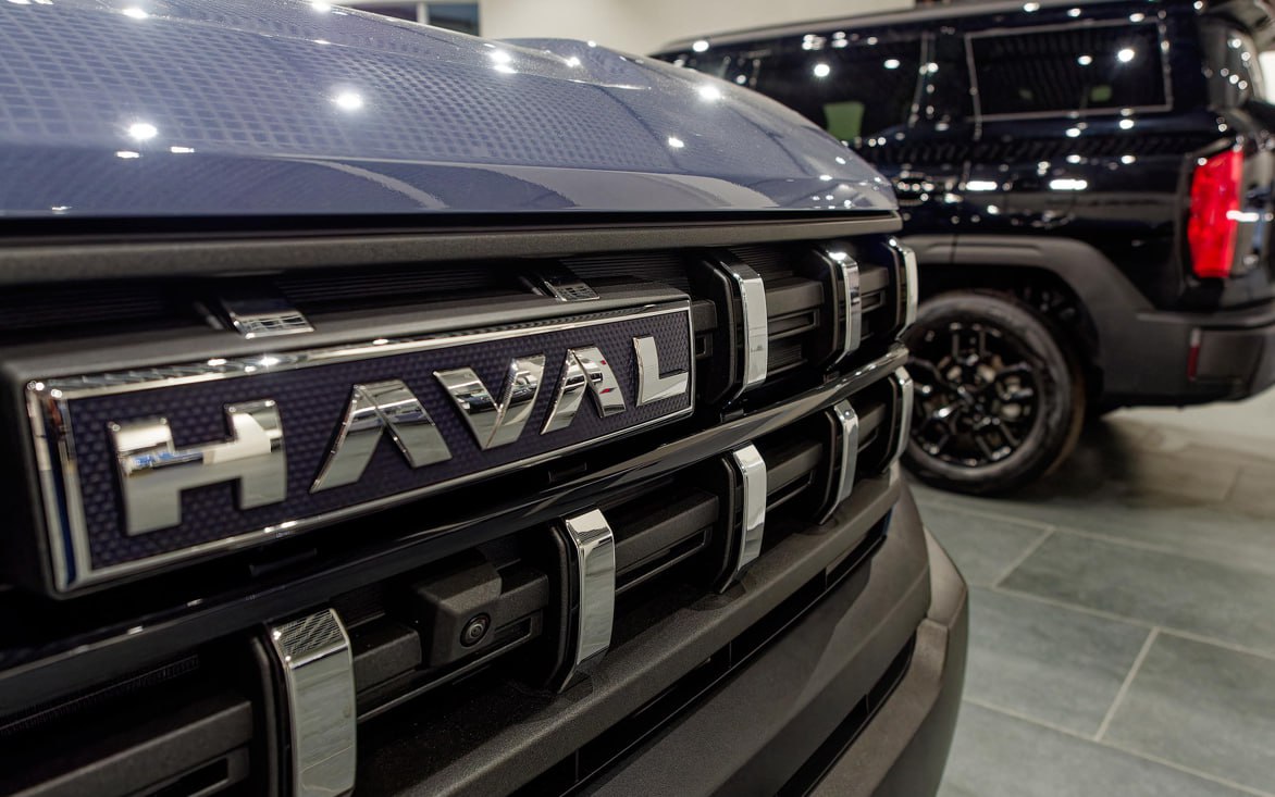 Haval открыл крупнейший склад запчастей в Подмосковье Haval арендовал в индустриальном парке «Клин» склад площадью 42 тыс. кв. м — это одна из крупнейших сделок в сфере коммерческой недвижимости в России в 2025 году. Объект расположен между Ленинградским шоссе и трассой М-11. По данным Коммерсанта, расходы на аренду составят 610–630 млн рублей в год — на 10–15% ниже рыночных ставок. Склад будет использоваться для хранения запчастей и обеспечит быструю логистику для дилеров и владельцев моделей Haval, Tank и Great Wall в Москве и Петербурге.
