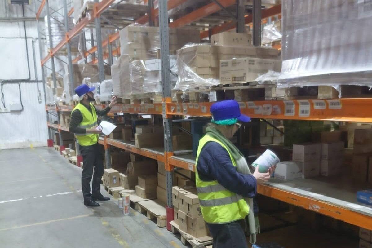 В Республике Дагестан изъята из оборота крупная партия детского питания запрещённая к реализации на территории России Как сообщили в пресс службе Управления Роспотребнадзора по республике общий вес изъятой продукции составил 106 килограммов В ходе проверки в складском помещении представительства компании ООО Авенир в Махачкале обнаружены и изъяты 215 банок сухих детских смесей лечебного и диетического назначения Общая стоимость изъятой партии составила 248 571 рубль Надзорные мероприятия были проведены после введения запрета Роспотребнадзора РФ от 6 января 2026 года на реализацию данной продукции Причиной запрета стала возможная контаминация сырья опасным токсином цереулидом который был обнаружен у внешнего поставщика компонентов Как отмечают в ведомстве употребление продукта с высоким содержанием токсина цереулида может вызвать у детей рвоту или диарею в течение шести часов после приёма