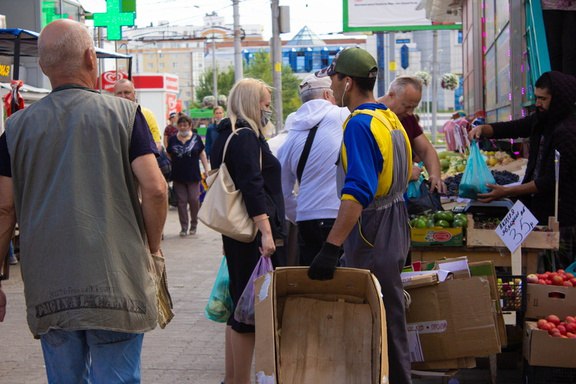 Новосибирские власти утвердили запрещённые для мигрантов профессии Правительство региона утвердило расширенный перечень отраслей где с 2026 года будет запрещено трудоустройство иностранных граждан работающих по патентам Соответствующее постановление подписал первый вице губернатор Владимир Знатков Под ограничения попадают грузоперевозки   деятельность в сфере спорта социальные столовые и буфеты   розничная торговля алкоголем и табаком такси и пассажирские перевозки   дошкольное образование Работодателям дадут 2 месяца с момента вступления документа в силу чтобы привести численность сотрудников в соответствие с новыми требованиями Контроль за исполнением постановления возложен на вице губернатора Константина Хальзова Om1 Новосибирск в МАХ