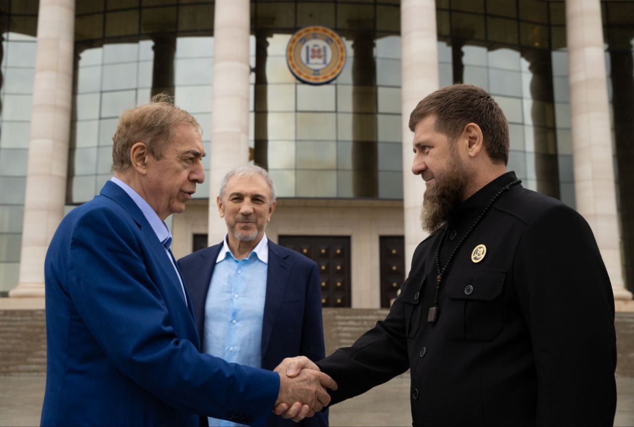 Кадыров присвоил звание «Почётный гражданин Чечни» Гуцериеву  Глава региона подписал указ о присвоении звания «Почётный гражданин Чеченской Республики» бизнесмену Микаилу Гуцериеву.  Об этом в своём телеграм-канале сообщил Рамзан Кадыров.  Глава Чечни назвал Гуцериева «нашем дорогим дядей,  выдающемся предпринимателем и настоящим патриотом России».  Рамзан Кадыров заявил, что предприниматель внёс весомый вклад в восстановление Чечни.  «Я безгранично благодарен Микаилу Сафарбековичу за его постоянное внимание, отзывчивость и неравнодушие к судьбе чеченского народа. Его поддержка сыграла важную роль в реализации ключевых социальных проектов, направленных на повышение качества жизни наших граждан, укрепление инфраструктуры и развитие экономики республики», - написал Рамзан Кадыров.  «ВКонтакте» и в «Одноклассниках», чтобы быть в курсе самых интересных новостей Кавказа.   -канал АиФ – Северный Кавказ