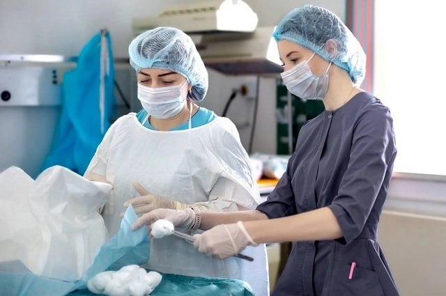 Врачи ставропольского перинатального центра смогли выходить новорожденную весом 480 грамм Девочка родилась на 26 неделе беременности весом 480 грамм и ростом 28 сантиметров У ребёнка был минимальный шанс выжить Малышку сразу же положили в реанимацию Через неделю перевели в отделение реанимации и интенсивной терапии новорождённых а потом она лечилась в отделении патологии новорождённых и недоношенных детей Спустя 3 5 месяца девочку выписали домой с весом 2528 грамм и ростом 47 см За пять месяцев она в два раза увеличила свой вес и теперь растёт и развивается как и положено сообщила пресс служба краевого минздрава Подписывайтесь на нас во ВКонтакте и в Одноклассниках чтобы быть в курсе самых интересных новостей Кавказа Подписывайтесь на телеграм канал АиФ Северный Кавказ