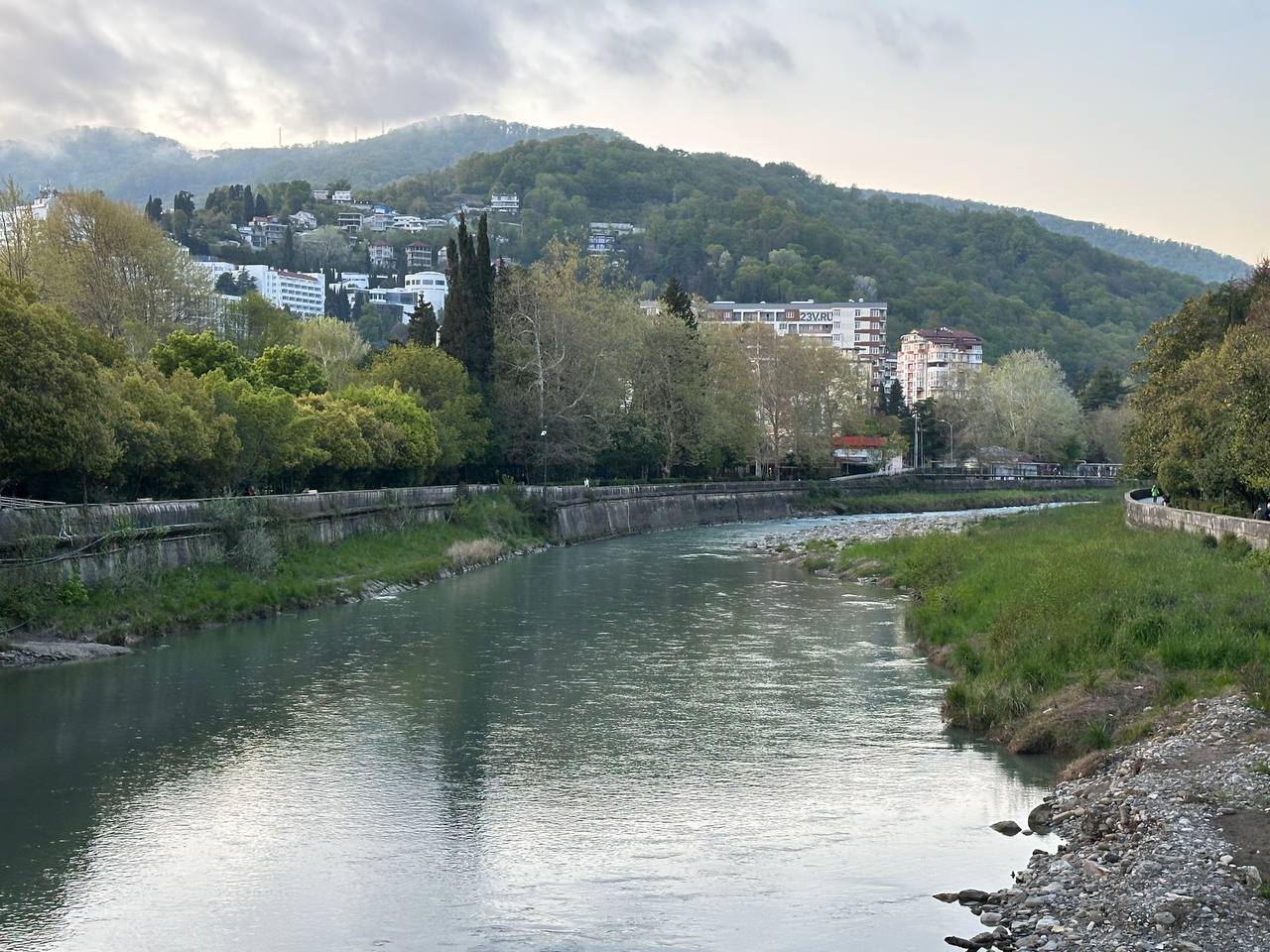 Прокуратура Хостинского района Сочи выиграла суд против застройщика и взыскала более 40 миллионов рублей в городской бюджет Проверка показала что компания строила многоквартирный дом без разрешения и не создала объекты социальной инфраструктуры Иск прокуратуры был полностью удовлетворен Все деньги необходимые для строительства социальных объектов поступили в бюджет Сочи Кубанские Новости Мы в MAX