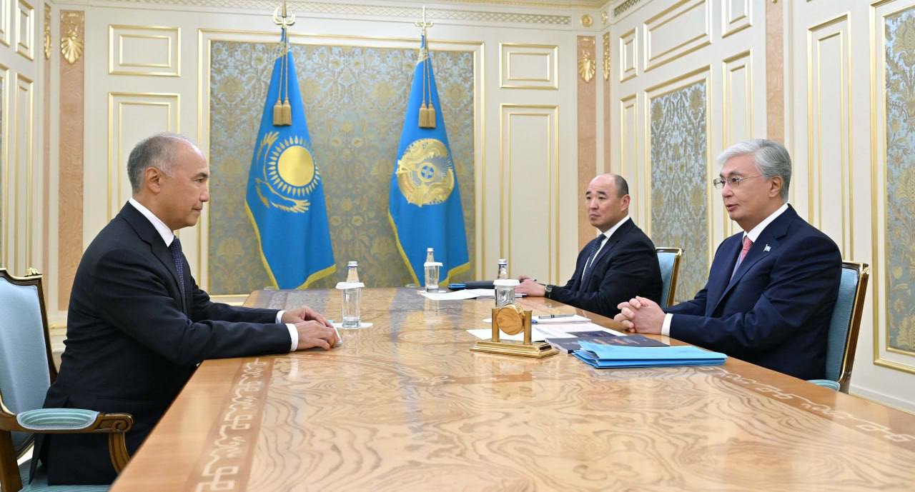 Президент Касым-Жомарт Токаев принял Уполномоченного по защите прав предпринимателей Каната Нурова  Канат Нуров сообщил, что в 2025 году поступило 3275 обращений от бизнеса, из которых более половины были решены положительно. Благодаря работе института предотвращены потери предпринимателей на сумму свыше 20 млрд тенге, а общее число обращений снизилось на 12%. Основное внимание уделялось сокращению административных барьеров и внесению предложений по совершенствованию законодательства.  По отдельным случаям направлены обращения в контролирующие и правоохранительные органы. Токаев подчеркнул необходимость усиления мер по защите прав бизнеса и дал поручения по решению системных проблем в рамках Стратегии защиты предпринимательства.