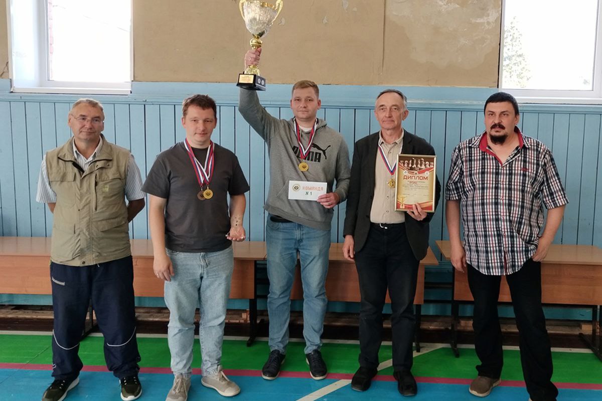 В городе Питкяранта прошёл командный блицтурнир «Ладожские шхеры», который вот уже в третий раз собирает сильнейших шахматистов Карелии и сильные команды из других регионов СЗФО. Соревнование проводилось по круговой системе с контролем времени 3’+2”. Состав команды – 3 участника. Организатором и одним из спонсоров выступил местный любитель шахмат Михаил Юрьевич Черенков. В этом году было увеличено число призовых мест: кубками, медалями, дипломами, ценными и денежными призами награждались первые пять команд. На каждой доске первые три призёра получали кубки, медали, дипломы, ценные и денежные призы. Всего в турнире «Ладожские шхеры - 2025» было разыграно 14 кубков! Также были определены победители в номинациях: среди ветеранов, женщин и школьников. Соревнование прошло с обсчётом рейтингов ФШР и ФИДЕ. Итоговые результаты Подробная информация Группа Вконтакте Федерации шахмат Республики Карелия Сергей Быстров