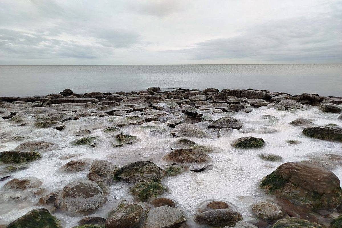 Шесть ледоколов будут работать в портах Азовского моря зимой Они будут выполнять проводку судов в портах Таганрога Азова Ростова на Дону и Ейска Часть из них может привлекаться в порты Кавказ и Темрюк Всего зимой в России проводку судов обеспечат 34 ледокола Росморпорта что сохранит доступ к 16 замерзающим морским портам страны на Финском заливе Азовском Каспийском Белом и Охотском морях Кубанские Новости   Мы в MAX