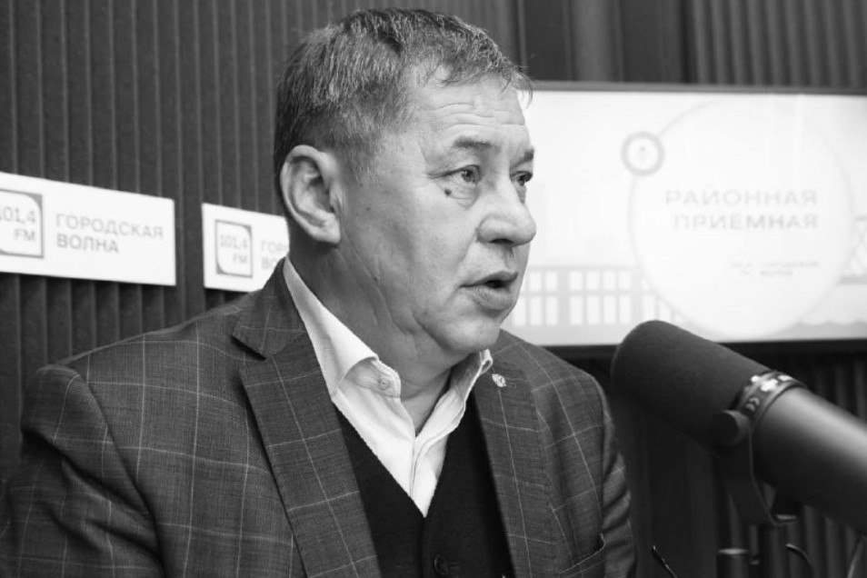 Глава Ленинского района Новосибирска погиб на охоте Вечером 1 октября ушел из жизни глава Ленинского района Александр Гриб Трагедия произошла во время охоты в Доволенском районе Новосибирской области Следователи регионального управления СКР а также прокурор Доволенского района выехали на место происшествия Правоохранители сейчас выясняют обстоятельства трагического инцидента По предварительной информации Александр Гриб мог получить смертельное ранение в результате случайного выстрела одного из охотников Мэр Новосибирска Максим Кудрявцев выразил соболезнования родным и близким главы района и назвал его уход из жизни большой утратой Десять лет назад Александр Гриб начал свою карьеру в администрации Ленинского района которую позже возглавил Он успешно управлял самым большим районом Новосибирска по числу жителей Многое сделал для его развития проявляя мудрость и готовность к ответственности написал Максим Кудрявцев в своем telegram канале