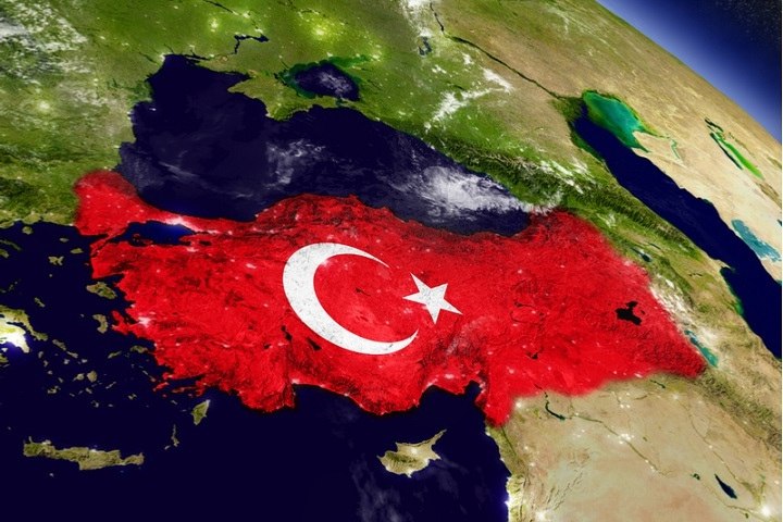 Инфляция в Турции замедлилась сильнее прогнозов Годовая инфляция в Турции снизилась чуть больше, чем ожидалось, составив 35,41% в мае. Достигнутый показатель составляет менее половины уровня, зафиксированного годом ранее, поскольку жесткая денежно-кредитная политика продолжает постепенно снижать инфляционные ожидания. В месячном исчислении потребительская инфляция составила 1,53%, что также оказалось ниже прогнозов. #Турция #инфляция #экономика #финансы #новости