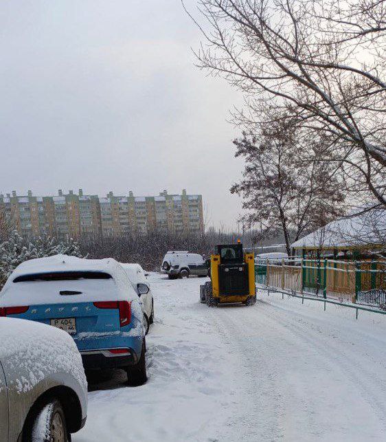 По поручению главы города Игоря Куцака, в Курске для уборки снега привлечено около 400 дворников из управляющих компаний, товариществ собственников жилья и жилищно-строительных кооперативов.   Они очищают от снега дворы многоквартирных домов. Кроме того, в работе задействовано 50 единиц специальной техники, включая тракторы и снегоуборочные машины.  По состоянию на 13:00 было убрано около 1500 дворов. Особенно активно трудятся управляющие компании «Волокно», «Люкс Комфорт», «Маяк», «Северный ветер», «Комфорт Эстейт», «КПД», «УК Курка», «Парижское» и «КДС».  Однако в ходе проверок было выявлено 18 нарушений. Некоторые управляющие компании, такие как «Лидер +», «Престиж» и «Мир», не приступили к уборке снега, что вызывает беспокойство у горожан.