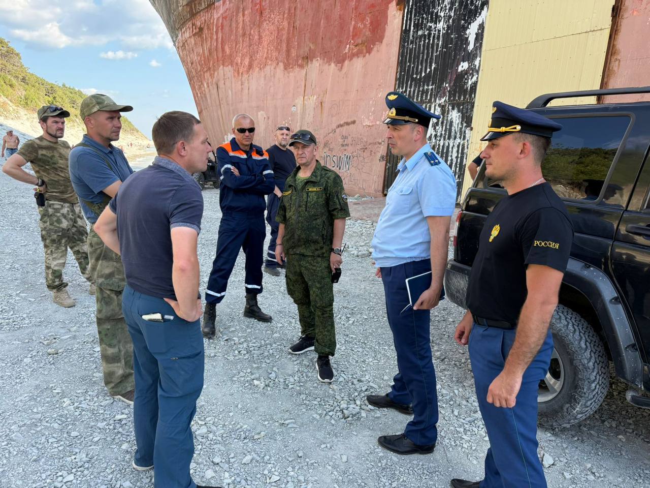 Руководством Азово-Черноморской межрайонной природоохранной прокуратуры осуществлен выезд на территорию Кабардинского внутригородского округа муниципального образования г.-к. Геленджик Азово-Черноморской межрайонной природоохранной прокуратурой осуществлен выезд в рамках анализа законности в сфере исполнения требований водного и лесного законодательства, законодательства о пожарной безопасности, об особо охраняемых природных территориях. В ходе выезда по поручению специализированной прокуратуры Геленджикским лесничеством – филиалом ГКУ КК «Комитет по лесу» проведено обследование лесной территории, с гражданами проведены разъяснительные беседы на предмет недопустимости нарушения требований лесного законодательства соблюдение требований пожарной безопасности, санитарно-эпидемиологического законодательства, ограничения передвижения транспортных средств по лесным территориям . Кроме того, в ходе выезда проведена встреча с представителями администрации Кабардинского внутригородского округа муниципального образования г.-к. Геленджик, затронуты вопросы соблюдения природоохранного законодательства на территории округа, в частности водоохранных зон водных объектов, определены конкретные мероприятия, направленные на активизацию работы в указанных сферах правоотношений.