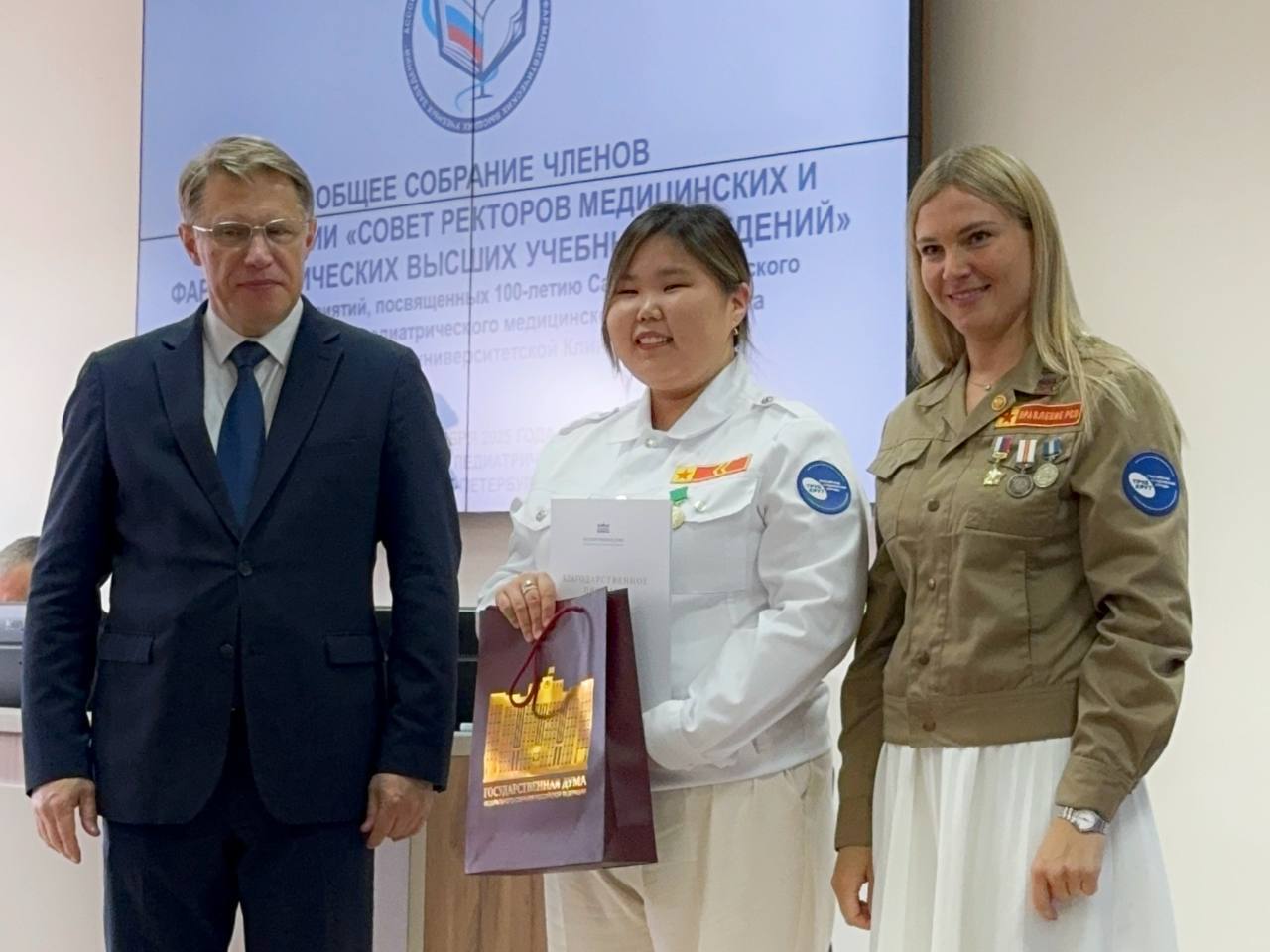 В Госдуме в III чтении приняли закон о наставничестве для молодых врачей Для тех кто только начинает практику после медвуза это серьёзная поддержка а вместе с тем и ответственность   Ранее я уже рассказывала о планируемых мерах Мы очень надеемся что этот шаг действительно улучшит ситуацию как с дефицитом кадров так и с уровнем их подготовки Госдума ЕдинаяРоссия Здравоохранение МолодыеКадры